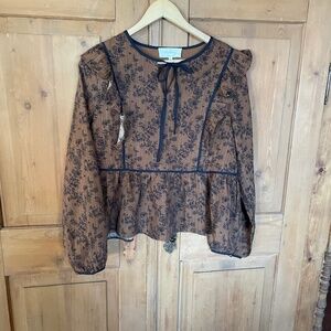 Ruffle blouse - toffee and navy print